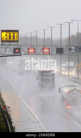 Bristol, Royaume-Uni. 16 décembre 2020. De fortes pluies conduisent à des pulvérisations et à des conditions de conduite difficiles sur l'autoroute M4 en direction de Bristol. Bien que la zone soit dans un niveau de verrouillage 3 trafic est encore lourd. Crédit : JMF News/Alay Live News Banque D'Images