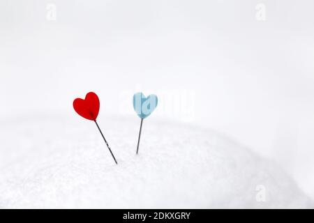 Coeurs rouges et bleus sur une neige. Fond pour carte de vœux romantique, Saint-Valentin Banque D'Images