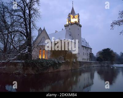 Autriche, château éclairé Ebreichsdorf avec réflexion dans l'étang Banque D'Images