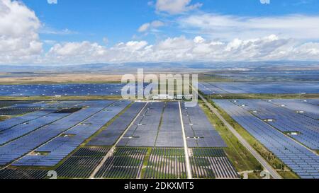 Pékin, Chine. 17 août 2020. La photo aérienne prise le 17 août 2020 montre une centrale photovoltaïque dans un parc de développement industriel vert de la préfecture autonome tibétaine de Hainan, dans la province de Qinghai, dans le nord-ouest de la Chine. Credit: Zhang long/Xinhua/Alamy Live News Banque D'Images