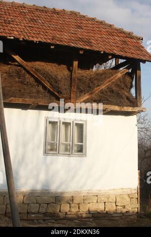 Comté de Vrancea, Roumanie. Grange traditionnelle avec grenier à foin. Banque D'Images