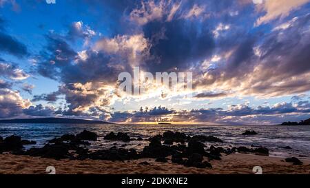 Vue panoramique spectaculaire au coucher du soleil sur le cratère de Molokini La côte ouest de Maui Banque D'Images