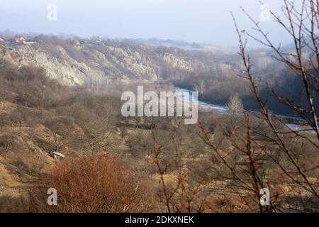 Comté de Vrancea, Roumanie. Vue sur la rivière Putna et son canyon en hiver. Banque D'Images