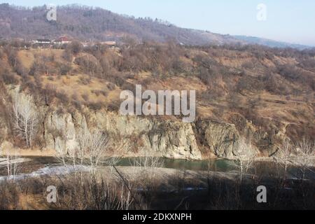 Comté de Vrancea, Roumanie. Vue sur la rivière Putna et son canyon en hiver. Banque D'Images