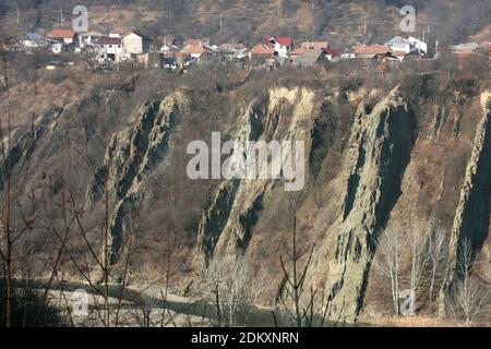 Comté de Vrancea, Roumanie. Vue sur la rivière Putna et son canyon en hiver. Maisons dans le village de Colacu sur le dessus. Banque D'Images