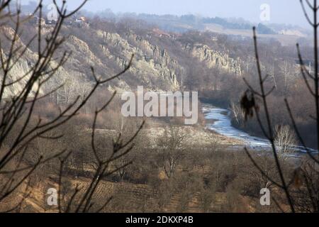 Comté de Vrancea, Roumanie. Vue sur la rivière Putna et son canyon en hiver. Banque D'Images