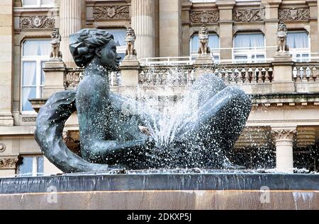 La rivière, connue localement sous le nom de Floozie dans le jacuzzi est une œuvre d'art à Victoria Square, Birmingham, Angleterre Banque D'Images