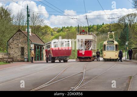 Bus et trams anciens dans le musée en plein air de Beamish Comté de Durham Banque D'Images