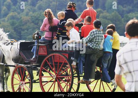 Comté de Vrancea, Roumanie. Les enfants profitent d'une promenade en calèche dans une foire de campagne. Banque D'Images