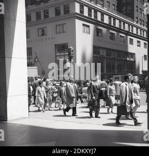 1960s, historique, Manhattan, New York City, déjeuner et formellement habillé employés de bureau marchant le long d'un trottoir, près des bureaux de la grande institution financière américaine, la Chase Manhattan Bank, formée en 1955 par une fusion entre deux banques américaines célèbres, la Banque de Manhattan Company, Fondée en 1799 et la Chase National Bank, fondée en 1877. En 1930s, Chase National est devenue la plus grande banque des États-Unis et du monde. Banque D'Images