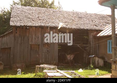 Ancienne grange dans le comté de Vrancea, Roumanie Banque D'Images