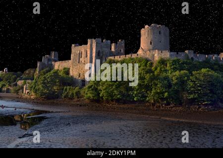 Le château de Pembroke est un château médiéval situé dans la ville de Pembroke, au pays de Galles. Il s'agit maintenant d'un bâtiment classé de classe I. Ici, le ciel nocturne a été ajouté. Banque D'Images