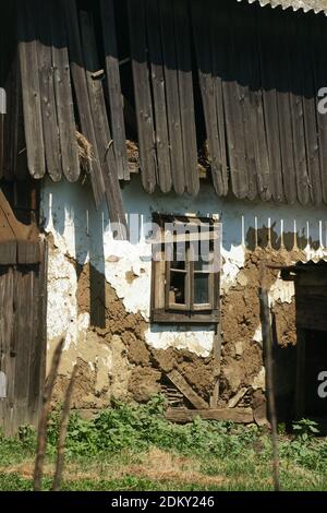 Comté de Vrancea, Roumanie. La vieille grange tombe en morceaux. Banque D'Images