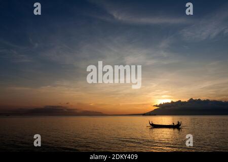 Activités matinales de pêcheurs traditionnels sur la plage de l'île de Santan, dans le quartier de Banyuwangi. Banque D'Images