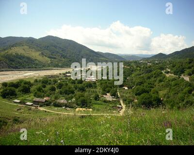 Comté de Vrancea, Roumanie. Paysage avec la vallée de la rivière Putna au village de Valea Sarii. Banque D'Images