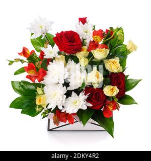 Mélange floral avec fleurs blanches, rouges et jaunes sur fond blanc. Banque D'Images