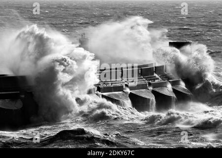 Image monochrome de vagues violentes s'écrasant contre la digue occidentale de la marina en mer agitée, Brighton, Sussex, Angleterre, Royaume-Uni Banque D'Images