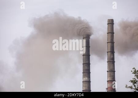 Fumée de deux cheminées industrielles, tuyaux, contre le ciel. Réchauffement de la planète. Pollution de l'air. Pollution écologique. Les émissions atmosphériques polluent la ville. IND Banque D'Images