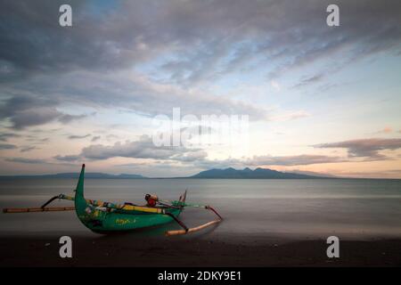 Un bateau de pêche sur la côte de l'île de Santan, Banyuwangi Banque D'Images