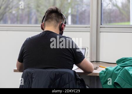 Comme l'entrée dans le bâtiment n'est pas autorisée, les étudiants peuvent prendre part à des conférences en ligne à l'Université technique dans ces tentes Banque D'Images