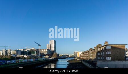 La rivière Ddder à Dublin, en Irlande, qui traverse le village de Ringsend à droite avec les bâtiments modernes du Grand Canal Docks Banque D'Images