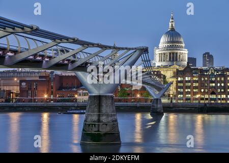 La Cathédrale St Paul, Millennium Bridge et la Tamise, Londres, Angleterre, Royaume-Uni