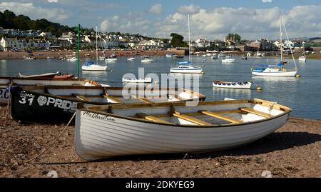 Des bateaux amarrés dans l'estuaire du Teign à Teignmouth, et sur la plage arrière, en direction de Shaldon. Banque D'Images