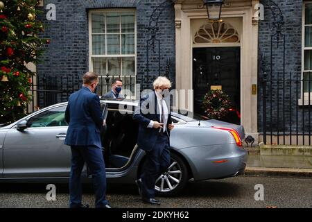 Londres, Royaume-Uni. 16 décembre 2020. Le Premier ministre Boris Johnson sort de la voiture et se dirige vers 10 Downing Street après photo Credit: PAL Media/Alay Live News de PMQ Banque D'Images