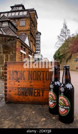 Royaume-Uni, Angleterre, Oxfordshire, Hook Norton, 12 jours de bière en bouteille de Noël à l'extérieur de la brasserie Banque D'Images