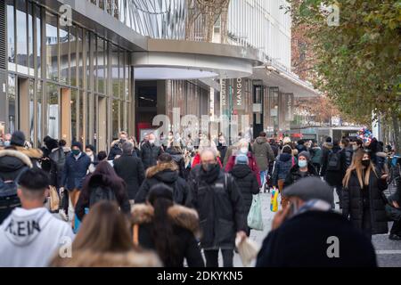 CLASSÉ - 14 décembre 2020, Hessen, Francfort-sur-le-main: La rue commerçante Zeil est animée - deux jours avant le début de l'enfermement pour contenir la pandémie de Corona. Photo: Frank Rumpenhorst/dpa Banque D'Images