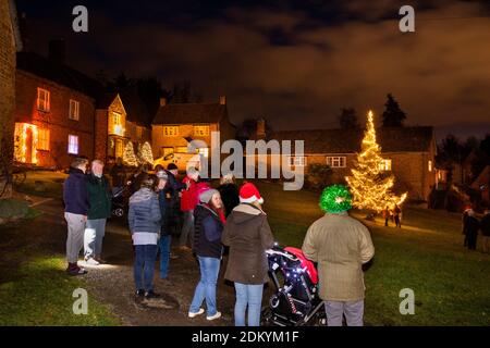 Royaume-Uni, Angleterre, Oxfordshire, Banbury, Wroxton, les villageois se rassemblent sur le vert du village pour illuminer l'arbre de Noël Banque D'Images