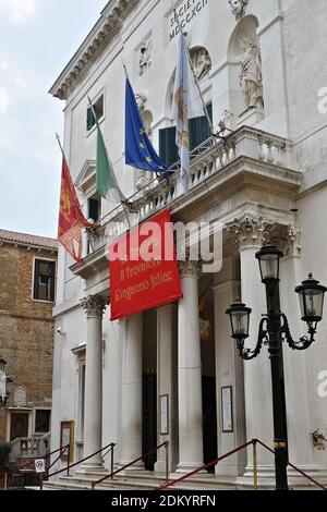 Venise, Italie - 25 septembre 2014 : affiche de l'opéra la Traviata sur la façade le théâtre de Venise, célèbre opéra - Teatro la Fenice di Venezia. Fondée Banque D'Images