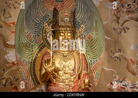 Gros plan sur la statue de Bouddha doré à l'intérieur du temple relique de la dent de Bouddha dans le quartier de Chinatown, à Singapour. Banque D'Images