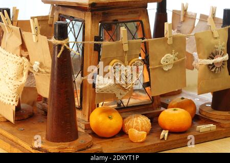 Calendrier de l'Avent composé d'enveloppes en papier artisanales Banque D'Images