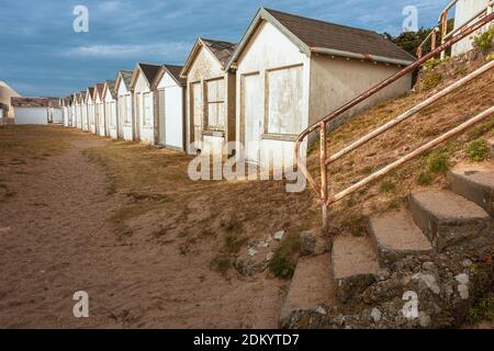 Cabanes de plage blanches dans une rangée, en Normandie, France Banque D'Images