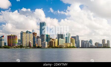 Miami, Floride, USA sur le centre-ville sur Biscayne Bay dans l'après-midi. Banque D'Images