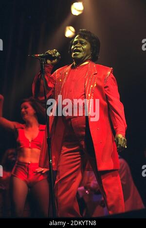 LA PHOTO MONTRE LE « PARRAIN DE L'ÂME » JAMES BROWN QUI SE DÉROULE AU V99 FESTIVAL , WESTON PARK , STAFFORDSHIRE. 22 août 1999 Banque D'Images