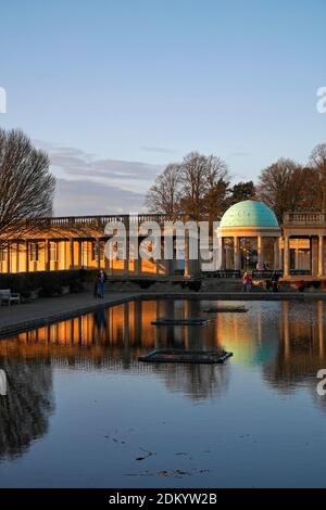 Le Victorian Municipal Eaton Park avec son Lily Pond et son pavillon à colonnes à Sunset, Norwich Norfolk, Angleterre, Royaume-Uni Banque D'Images