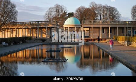 Le Victorian Municipal Eaton Park avec son Lily Pond et son pavillon à colonnes à Sunset, Norwich Norfolk, Angleterre, Royaume-Uni Banque D'Images