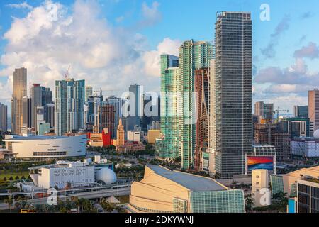 Miami, Floride, États-Unis centre-ville paysage urbain dans la journée. Banque D'Images