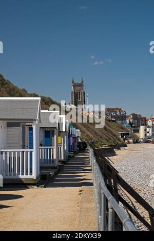 Le North Norfolk Seaside Resort de Cromer avec ses cabanes de plage, Pier, et l'architecture victorienne, Cromer, Norfolk, Angleterre, Royaume-Uni Banque D'Images