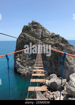 Pont en bois dangereux suspendu au-dessus de l'eau en été. Randonnée à risque à destination de voyage magnifique Banque D'Images