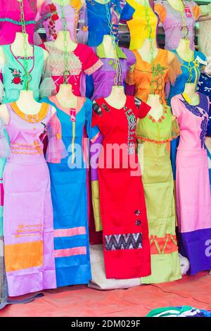 Robes colorées sur mannequins au marché de cinq jours de Nam Pan, lac Inle, État Shan, Myanmar (Birmanie), Asie en février Banque D'Images