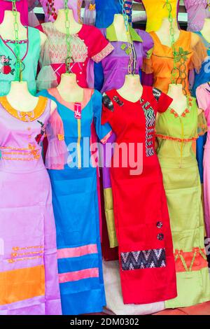 Robes colorées sur mannequins au marché de cinq jours de Nam Pan, lac Inle, État Shan, Myanmar (Birmanie), Asie en février Banque D'Images