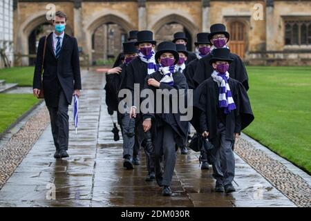 La photo datée du 12 décembre 2020 montre le chœur du roi sur leur chemin dans la chapelle King's College de l'université de Cambridge samedi après-midi pour enregistrer le célèbre service de chants de noël diffusé à la télévision et qui n'avait pas de congrégation cette année. Les choristes ont défilé dans la chapelle du King's College de l'université de Cambridge pour enregistrer le service de chants de noël de renommée mondiale, qui n'avait pas de congrégation cette année pour la première fois de son histoire. Les garçons ont été vus porter des masques comme ils ont déposé dans la chapelle hier après-midi (Sat) pour enregistrer le Festival de neuf leçons et chants. Banque D'Images