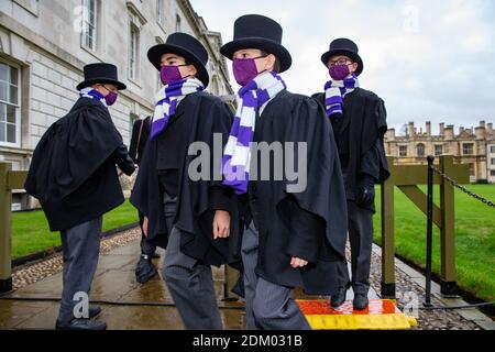 La photo datée du 12 décembre 2020 montre le chœur du roi sur leur chemin dans la chapelle King's College de l'université de Cambridge samedi après-midi pour enregistrer le célèbre service de chants de noël diffusé à la télévision et qui n'avait pas de congrégation cette année. Les choristes ont défilé dans la chapelle du King's College de l'université de Cambridge pour enregistrer le service de chants de noël de renommée mondiale, qui n'avait pas de congrégation cette année pour la première fois de son histoire. Les garçons ont été vus porter des masques comme ils ont déposé dans la chapelle hier après-midi (Sat) pour enregistrer le Festival de neuf leçons et chants. Banque D'Images