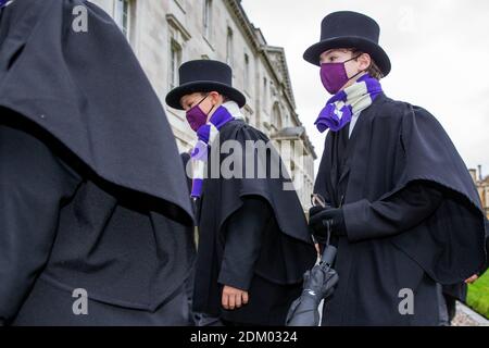 La photo datée du 12 décembre 2020 montre le chœur du roi sur leur chemin dans la chapelle King's College de l'université de Cambridge samedi après-midi pour enregistrer le célèbre service de chants de noël diffusé à la télévision et qui n'avait pas de congrégation cette année. Les choristes ont défilé dans la chapelle du King's College de l'université de Cambridge pour enregistrer le service de chants de noël de renommée mondiale, qui n'avait pas de congrégation cette année pour la première fois de son histoire. Les garçons ont été vus porter des masques comme ils ont déposé dans la chapelle hier après-midi (Sat) pour enregistrer le Festival de neuf leçons et chants. Banque D'Images