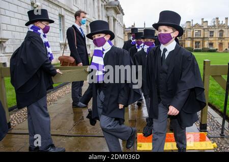 La photo datée du 12 décembre 2020 montre le chœur du roi sur leur chemin dans la chapelle King's College de l'université de Cambridge samedi après-midi pour enregistrer le célèbre service de chants de noël diffusé à la télévision et qui n'avait pas de congrégation cette année. Les choristes ont défilé dans la chapelle du King's College de l'université de Cambridge pour enregistrer le service de chants de noël de renommée mondiale, qui n'avait pas de congrégation cette année pour la première fois de son histoire. Les garçons ont été vus porter des masques comme ils ont déposé dans la chapelle hier après-midi (Sat) pour enregistrer le Festival de neuf leçons et chants. Banque D'Images