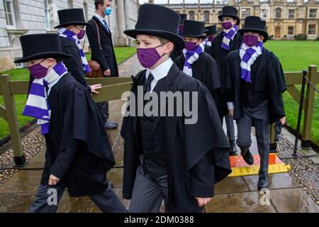 La photo datée du 12 décembre 2020 montre le chœur du roi sur leur chemin dans la chapelle King's College de l'université de Cambridge samedi après-midi pour enregistrer le célèbre service de chants de noël diffusé à la télévision et qui n'avait pas de congrégation cette année. Les choristes ont défilé dans la chapelle du King's College de l'université de Cambridge pour enregistrer le service de chants de noël de renommée mondiale, qui n'avait pas de congrégation cette année pour la première fois de son histoire. Les garçons ont été vus porter des masques comme ils ont déposé dans la chapelle hier après-midi (Sat) pour enregistrer le Festival de neuf leçons et chants. Banque D'Images