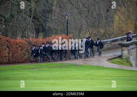 La photo datée du 12 décembre 2020 montre le chœur du roi sur leur chemin dans la chapelle King's College de l'université de Cambridge samedi après-midi pour enregistrer le célèbre service de chants de noël diffusé à la télévision et qui n'avait pas de congrégation cette année. Les choristes ont défilé dans la chapelle du King's College de l'université de Cambridge pour enregistrer le service de chants de noël de renommée mondiale, qui n'avait pas de congrégation cette année pour la première fois de son histoire. Les garçons ont été vus porter des masques comme ils ont déposé dans la chapelle hier après-midi (Sat) pour enregistrer le Festival de neuf leçons et chants. Banque D'Images